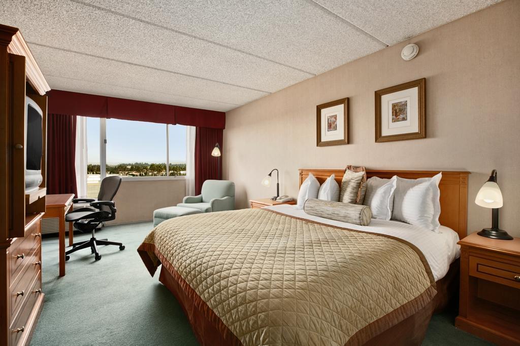 Howard Johnson By Wyndham Fullerton/Anaheim Conference Cntr Exterior photo