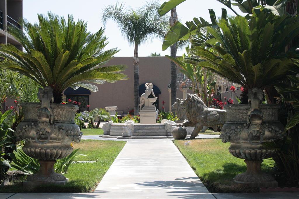 Howard Johnson By Wyndham Fullerton/Anaheim Conference Cntr Exterior photo