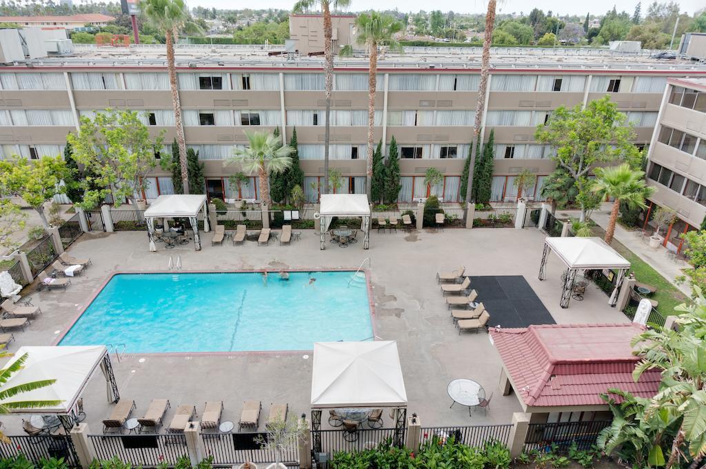 Howard Johnson By Wyndham Fullerton/Anaheim Conference Cntr Exterior photo