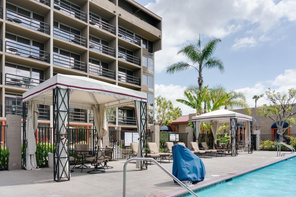 Howard Johnson By Wyndham Fullerton/Anaheim Conference Cntr Exterior photo
