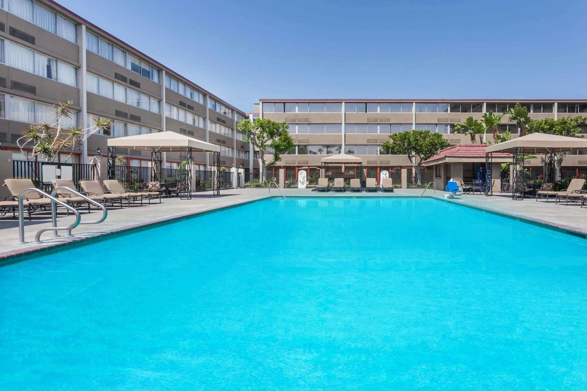 Howard Johnson By Wyndham Fullerton/Anaheim Conference Cntr Exterior photo